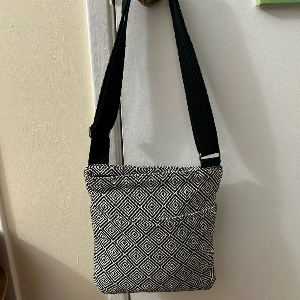 Thirty-One: Black and White Geometric Patterned Crossbody Bag